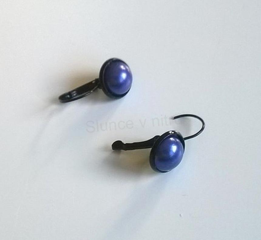 Černé náušnice s perleťovou perlou (BB345)