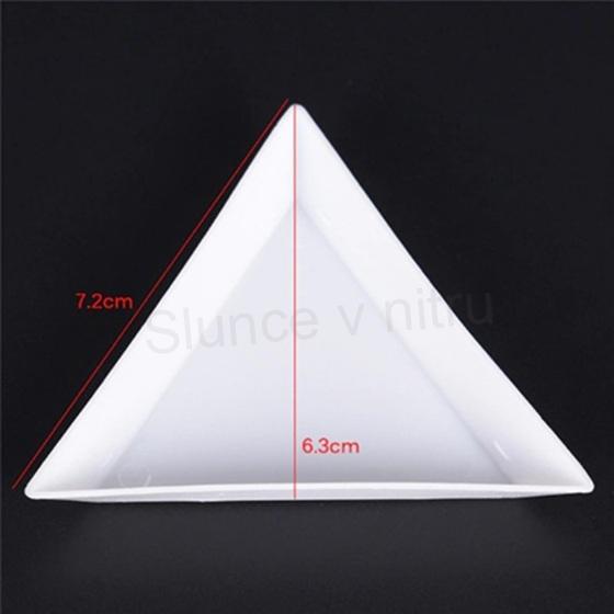 Podstavec či plastová miska na korálky, šperky trojúhelníková 5 kusů v balení (AE27)