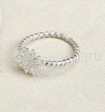 Nastavitelný postříbřený prsten Sedmikráska (BE157)