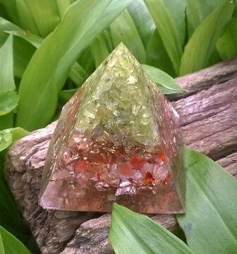 Orgonitová pyramida s olivínem 5,1 x 5,5 cm (X496)