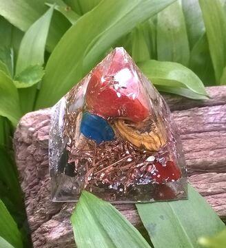 Orgonitová pyramida s minerály 5 x 5 cm (X497)