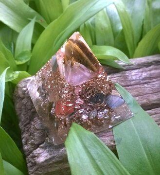 Orgonitová pyramida s minerály 5 x 5,1 cm (X499)