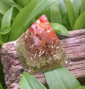 Orgonitová pyramida s olivínem 4,8 x 5,1 cm (X500)