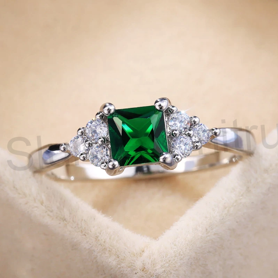 Postříbřený prsten se Smaragdem a čirými zirkony  (BE176)