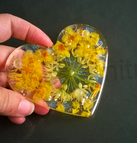 Orgonitový podtácek Srdce z přírodných květin (PP1)