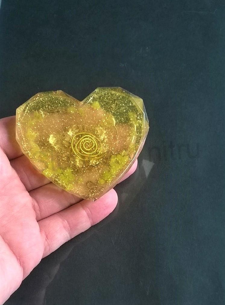 Orgonitové srdce s přirodním kvitím a kamínky (PP49)