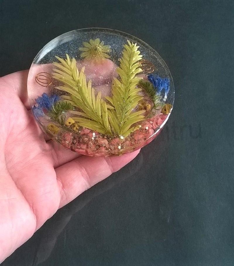 Orgonitový podtácek z přírodných květin, tygřím okem a kamínky (PP45)