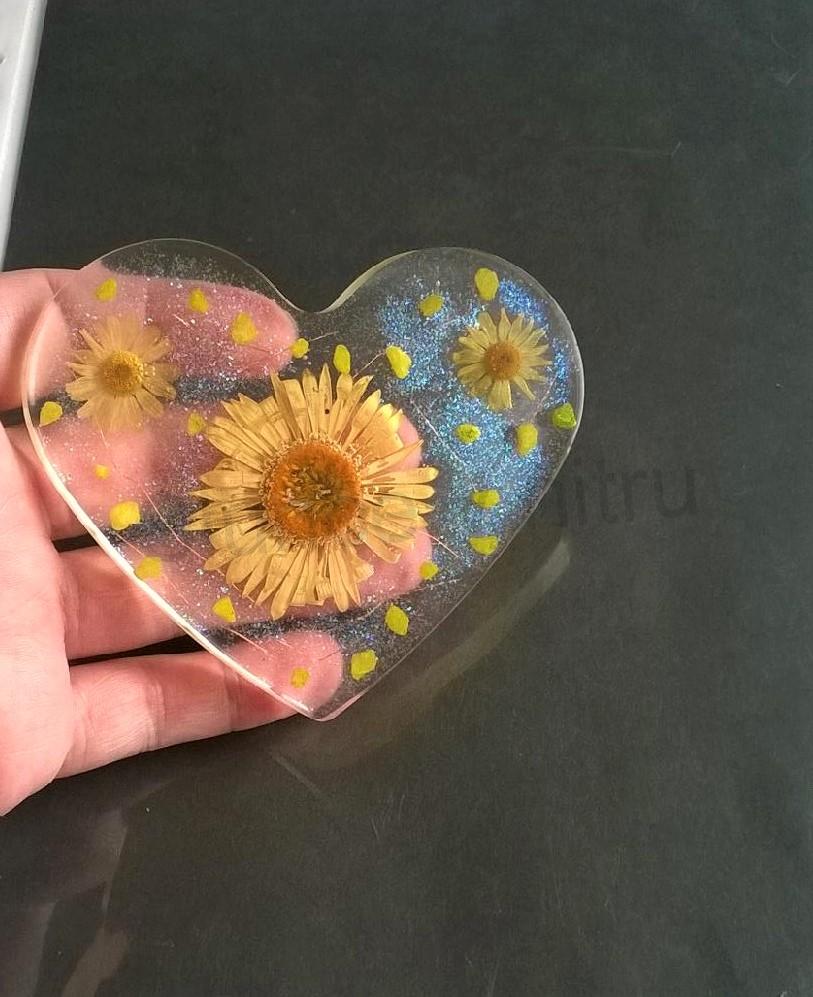 Orgonitový podtácek Srdce z přírodných květin a kamínky (PP46)