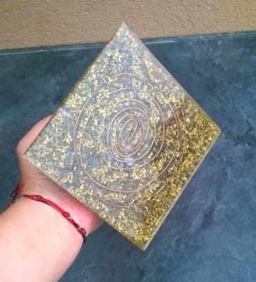 Orgonitová pyramida - pampeliškové přání s minerály, velkým achátem a malou pyramidkou ve 3D 16,2 x 14,7 cm (PP57)