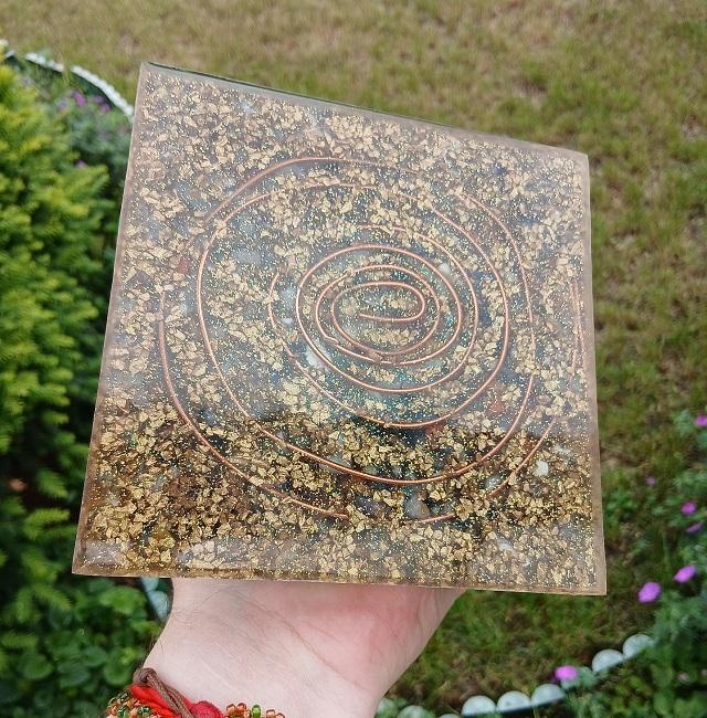 Orgonitová pyramida - pampeliškové přání s minerály, velkým achátem a malou pyramidkou ve 3D 16,2 x 14,7 cm (PP57)