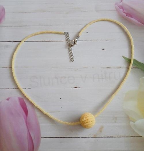 Korálkový náhrdelník béžový (BD396)