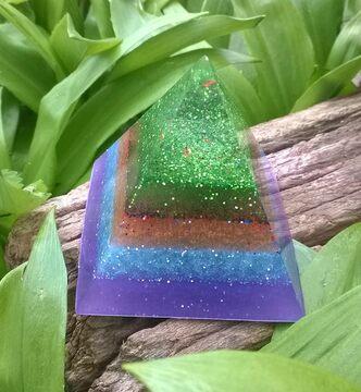 Orgonitová pyramida - duhová se spirálkou 5,7 x 5,2 cm (PP59)