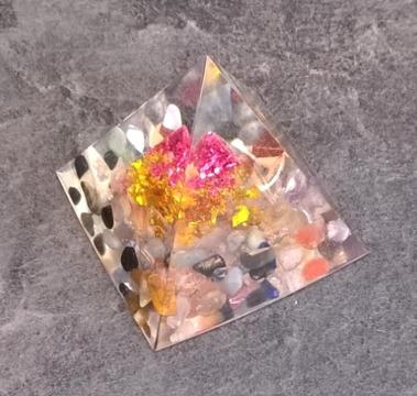Orgonitová pyramida - 3D pyramida s minerlními kamínky 6,7 x 6,1 cm (PP77)