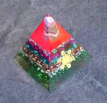 Orgonitová pyramida -  čakrová s ametystem 6,7 x 6,1 cm (PP79)