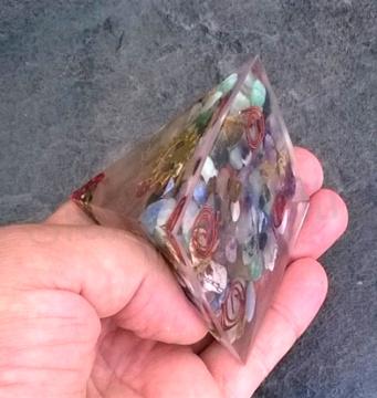 Orgonitová pyramida -  s minerlními kamínky a buddhou pro štěstí 6,7 x 6,2 cm (PP78)