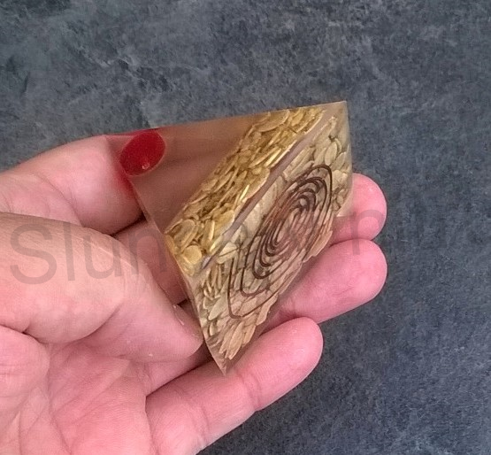 Orgonitová pyramida - vločková esence s rubínem 5,7 x 5,2 cm (PP81)