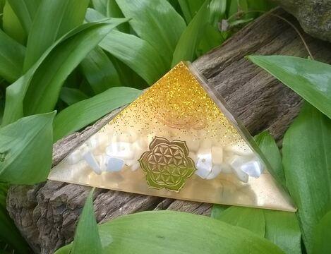 Orgonitová pyramida - vnitřní energie 8,6 x 4,6 cm (PP84)