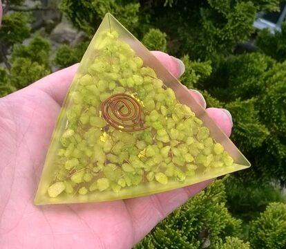 Orgonitová pyramida - ve 3D s kamínky 8,6 x 4,6 cm (PP85)