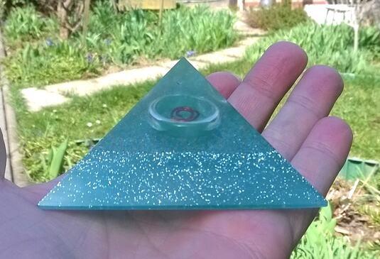 Orgonitová pyramida - prstýnkové překvapení 8,6 x 4,6 cm (PP87)