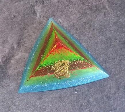 Orgonitová pyramida - ohnivá Dračí energie 8,6 x 4,6 cm (PP89)