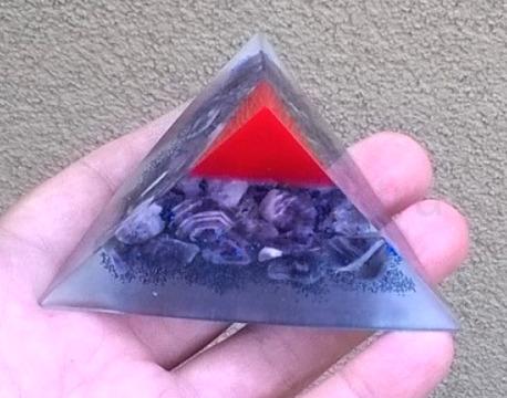 Orgonitová pyramida - ametystové překvapení 8,6 x 4,6 cm (PP90)