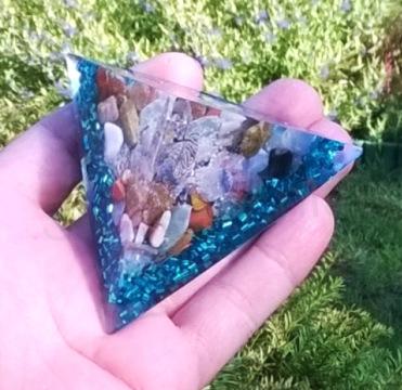 Orgonitová pyramida - nebeský anděl s minerály  8,6 x 4,6 cm (PP91)