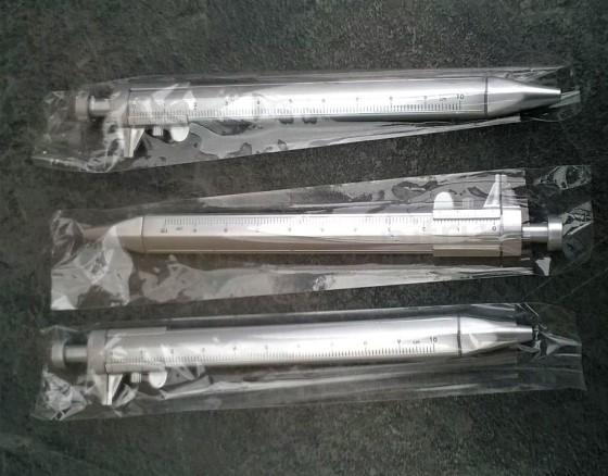 Pero s posuvným měřítkem (E382)