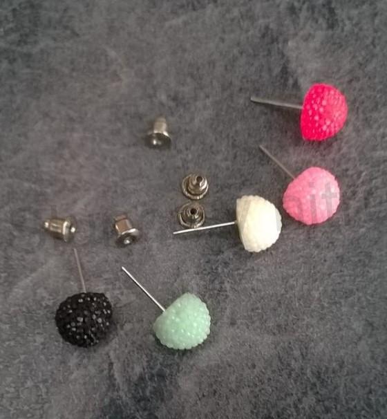 Puzetové náušnice s barevnými kuličkami tmavé růžová (BB437)