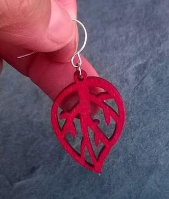 Dřevěné náušnice lístek z chirurgické oceli červené (BB518)