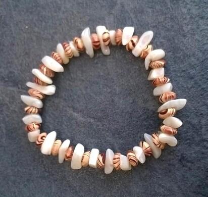 Minerální náramek s mušlí a ozdobami (X593)
