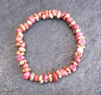 Minerální náramek s rodonitem a ozdobami (X595)