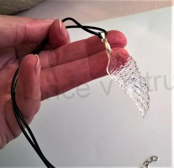 Orgonitový přívěšek andělská křídla s koženou šňůrkou (PP122)