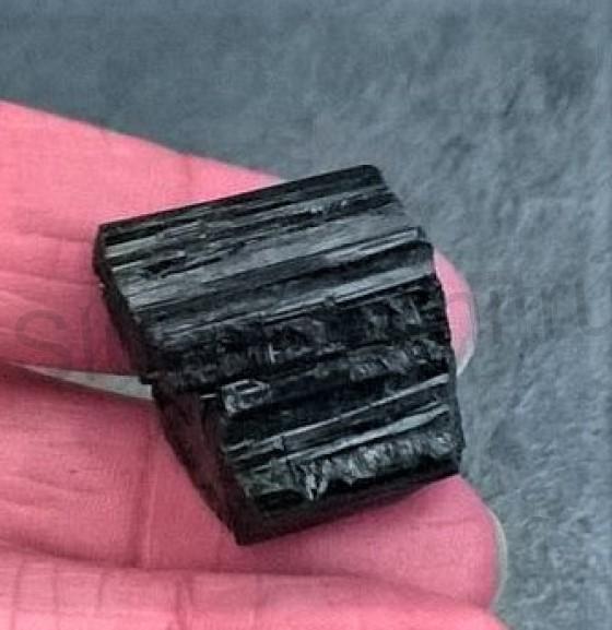 Turmalín surový 14,7 g (Brazílie) (X621)