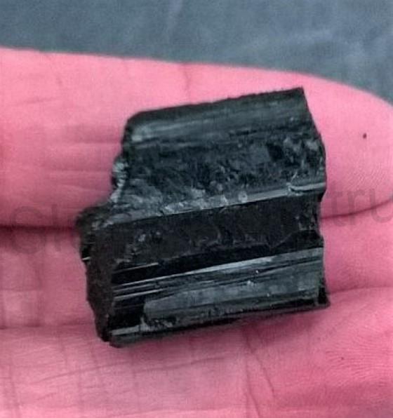 Turmalín surový 17,6 g (Brazílie) (X627)