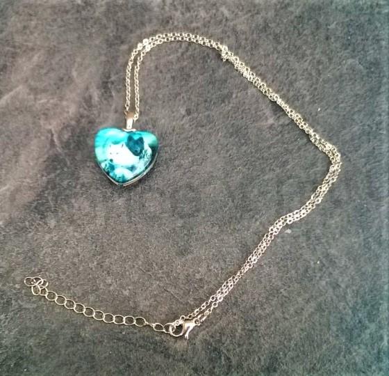 Náhrdelník s přívěškem vlků (BD442)