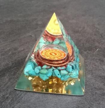 Orgonitová pyramida - Tyrkenitové opojení s čakrovou mandalou 6,7 x 6,2 cm (PP127)