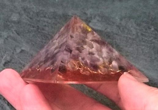 Orgonitová pyramida - ametyst v červánkovém provedení  8,6 x 4,6 cm (PP132)