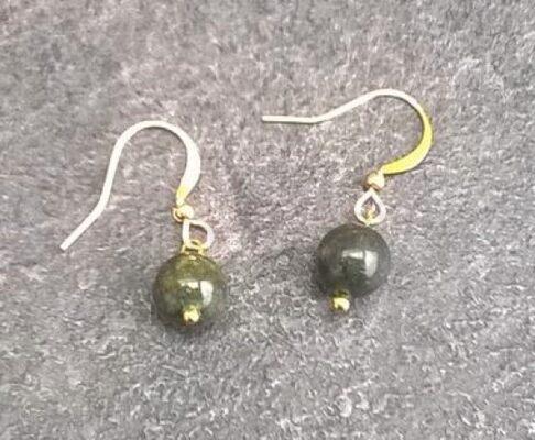 Minerální Serpentinové náušnice zlaté (X685)