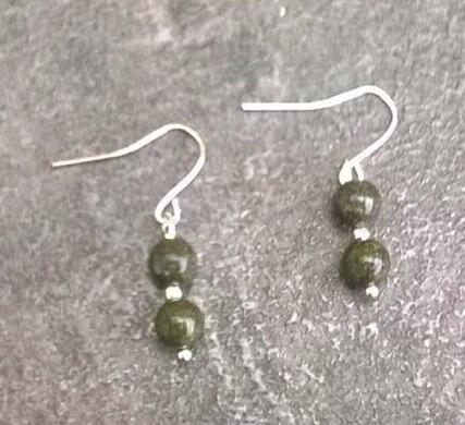 Minerální Serpentinové náušnice platinové (X686)