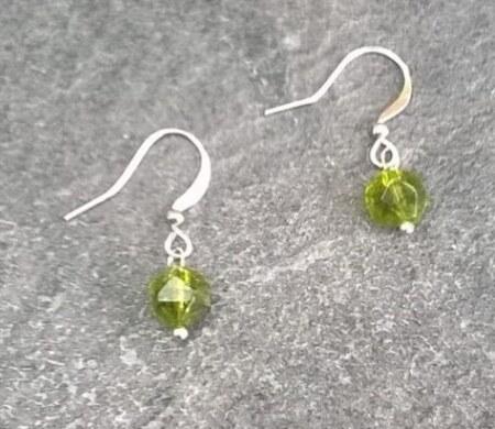 Minerální olivínové fasetované náušnice platinové (X696)