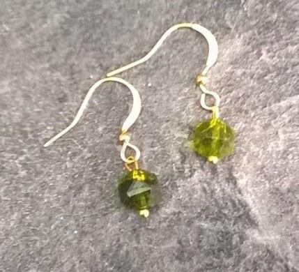 Minerální olivínové fasetované náušnice zlaté (X697)