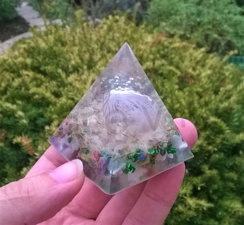 Orgonitová pyramida - minerální kamínky s pampeliškové přání  5,2 x 5,2 cm (PP149)