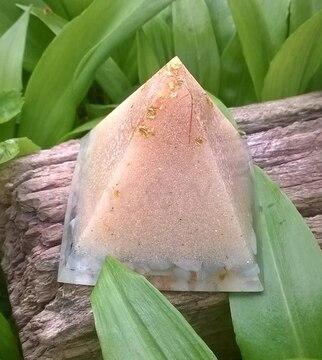 Orgonitová pyramida - písečná bouře s akvamarínem  5,2 x 5,2 cm (PP152)