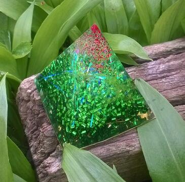 Orgonitová pyramida - Veselé hraní  5,1 x 5,3 cm (PP154)