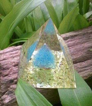 Orgonitová pyramida - Olivín s 3D pyramidou  5,3 x 5,1 cm (PP155)