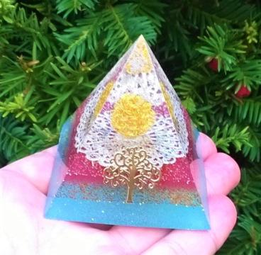 Orgonitová pyramida - Květ zrození v hřejivém opojení  6,1 x 6,1 cm (PP156)