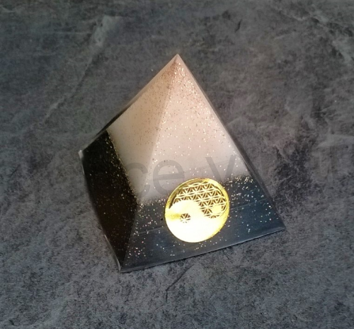 Orgonitová pyramida - Jin a jang v sněhovém provedení  5,7 x 5,4 cm (PP157)