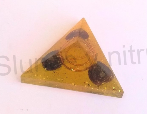 Orgonitová pyramida s granátem 3x1,2cm (PP160)