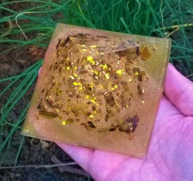 Orgonitová pyramida - se světlem naděje 9,5 x 7,5 cm (PP163)