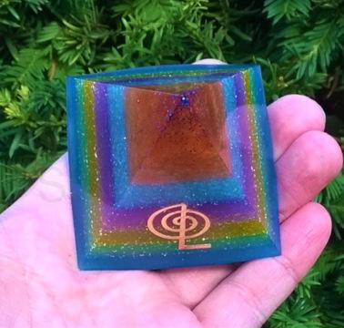 Orgonitová pyramida - duhové pohlazení choku rel  6,3 x 6 cm (PP164)